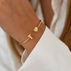 Turandoss 18K Gold Initial Heart Bracelets for Girls Women, Heart Letter Cuff Bangle Bracelet, Birthday Gifts, Valentine's Day Gifts for Women Girls
