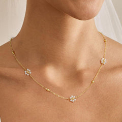 Turandoss Daisy Flower Pearl Necklaces for Women, Dainty 18K Gold Chain Flower Pearl Choker Necklace, Bride Bridesmaid Gifts, Wedding Gifts for Women