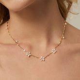 Turandoss Daisy Flower Pearl Necklaces for Women, Dainty 18K Gold Chain Flower Pearl Choker Necklace, Bride Bridesmaid Gifts, Wedding Gifts for Women