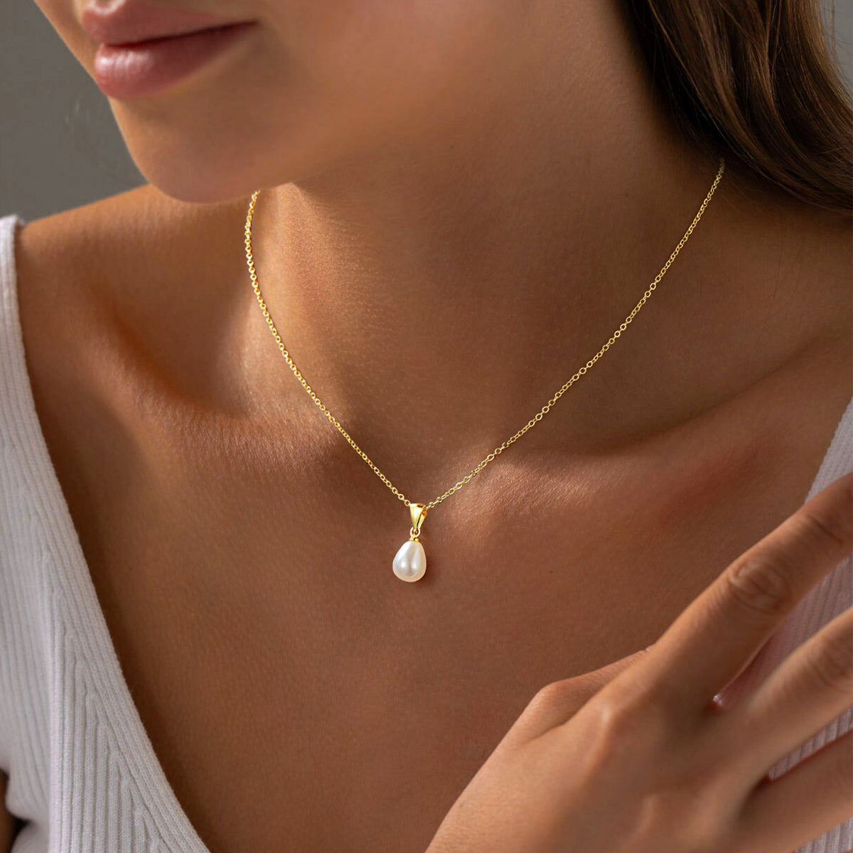 Turandoss Pearl Necklaces for Women Trendy, Dainty 18K Gold Plated Pearl Pendant Necklace, Bride Bridesmaid Gifts Wedding Birthday Gifts, 16+2.5In