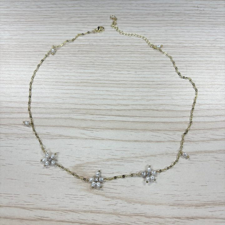 Turandoss Daisy Flower Pearl Necklaces for Women, Dainty 18K Gold Chain Flower Pearl Choker Necklace, Bride Bridesmaid Gifts, Wedding Gifts for Women
