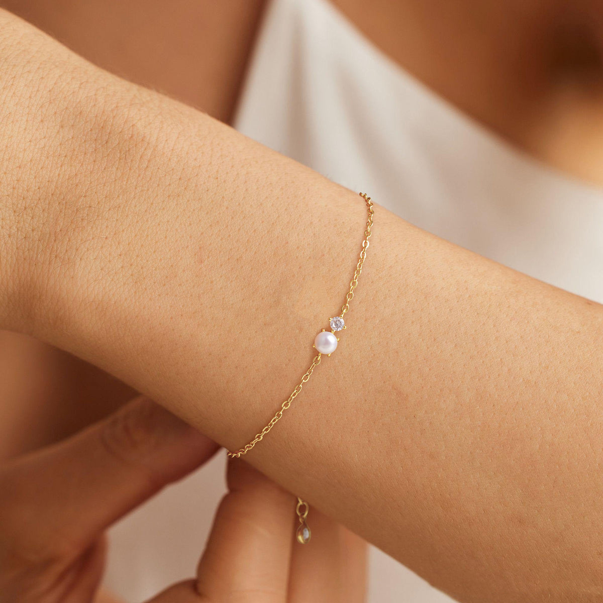 Turandoss Gold Pearl Bracelets for Women Girls - 18K Gold Plated Freshwater Pearl Beaded Bracelet, Dainty Link Bracelets, Christmas Gifts, 6+2In