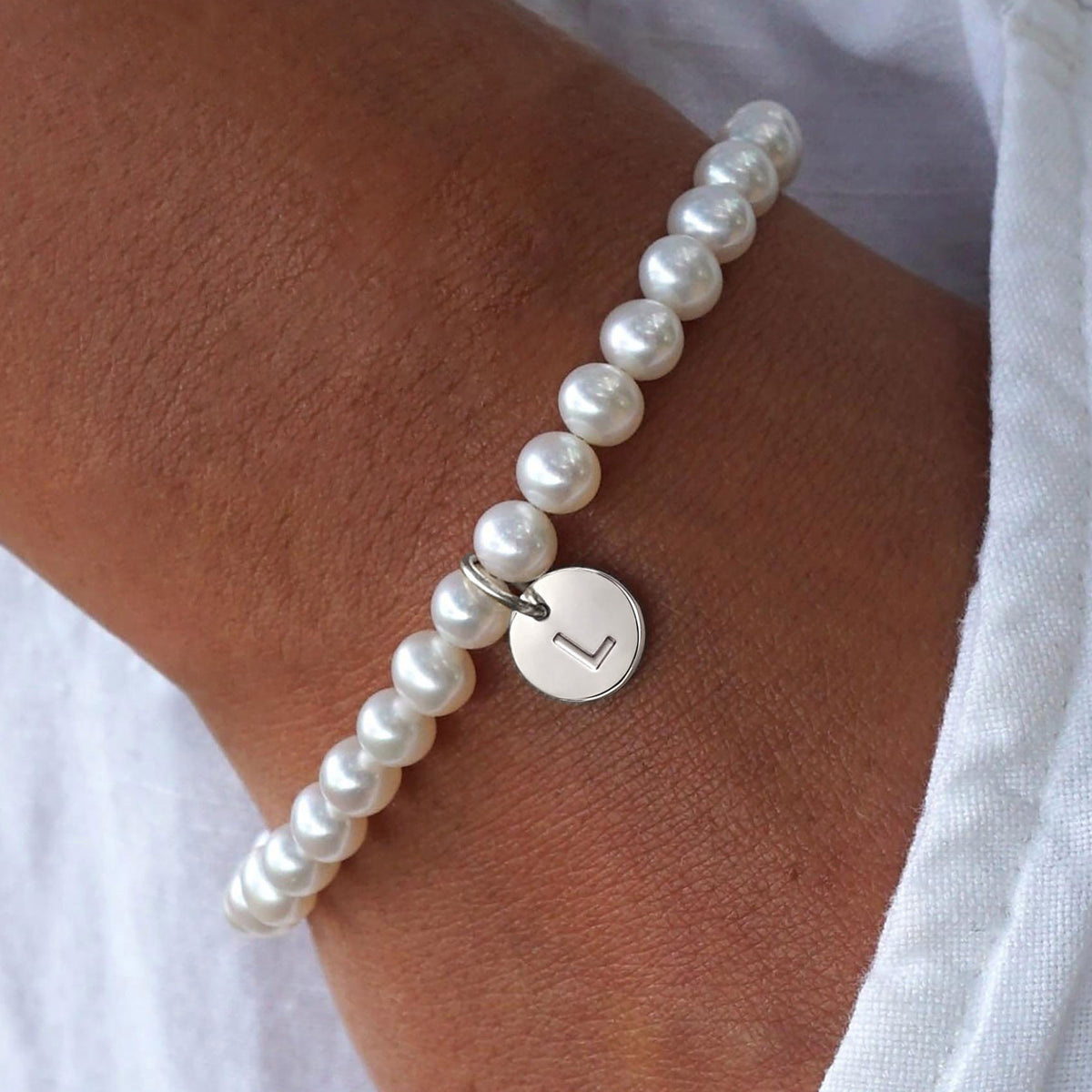 Turandoss Gold Pearl Initial Bracelets for Women Girls - Dainty Disc Charm Bracelet for Kids, Beaded Letter Bracelets for Girls, Christmas Gifts