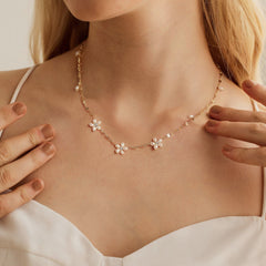 Turandoss Daisy Flower Pearl Necklaces for Women, Dainty 18K Gold Chain Flower Pearl Choker Necklace, Bride Bridesmaid Gifts, Wedding Gifts for Women